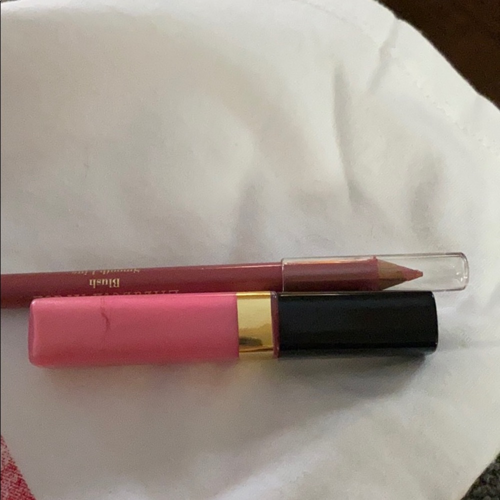 Lipgloss and lip liner